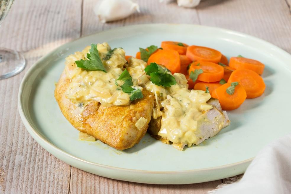 Gelakte parelhoen met wortelen en kruidensaus