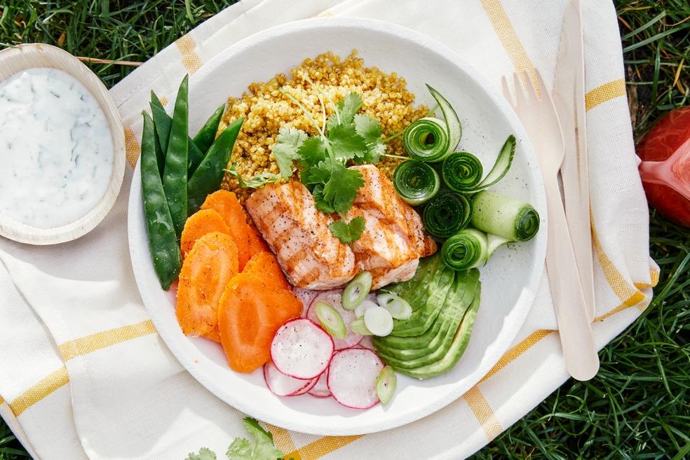 Quinoabowl met zalm en kokosdressing