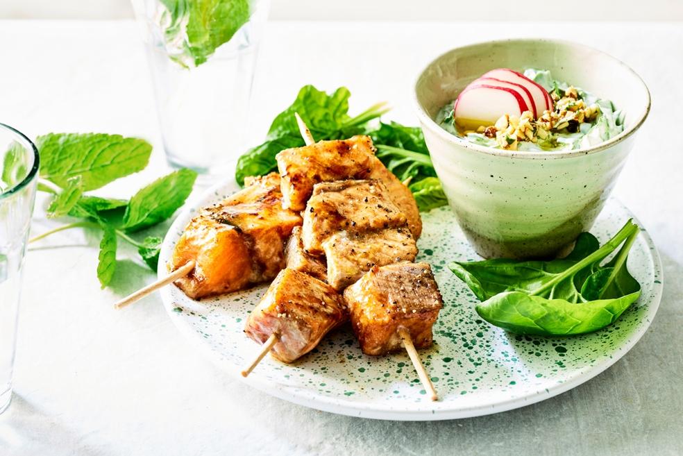 Spiesjes van gelakte zalm met spinazie-yoghurtdip