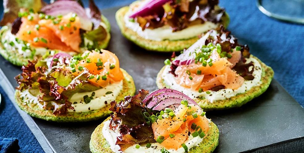 Spinazieblini’s met gerookte zalmsnippers en zure room