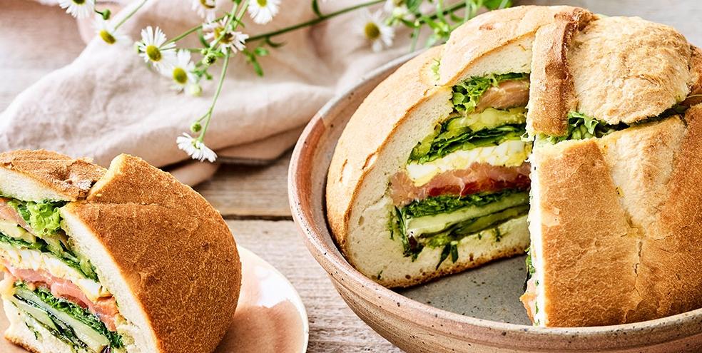 Gevuld brood met gerookte zalm