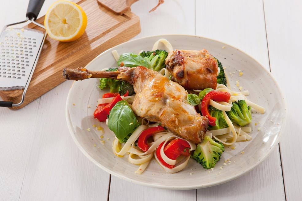 Lauwe salade van konijn en tagliatelle