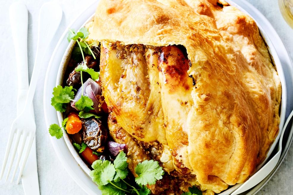 Tajine van parelhoen onder een dakje van bladerdeeg