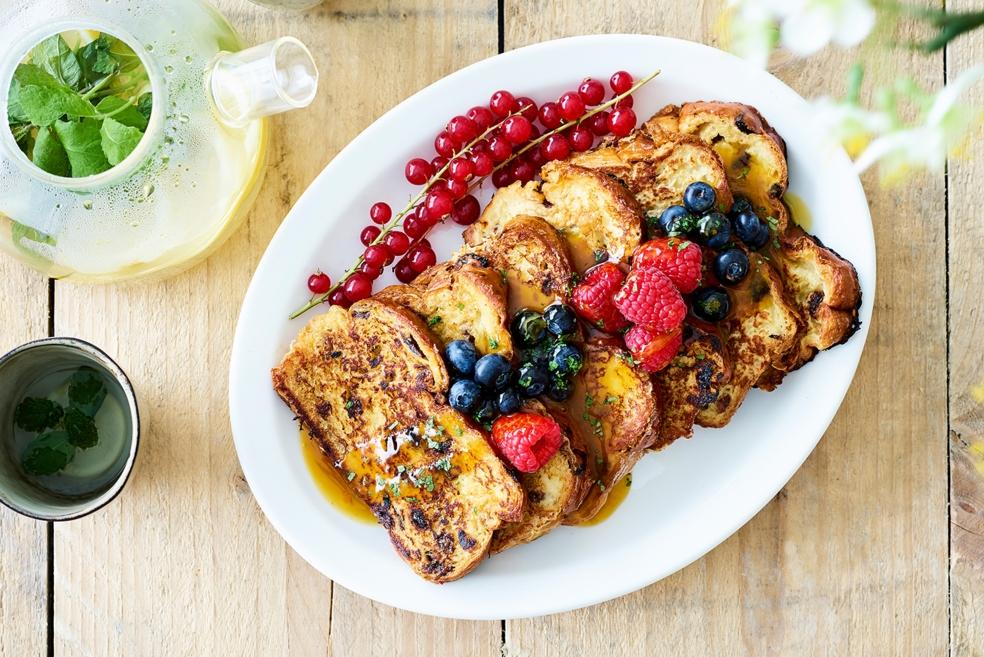 Verloren rozijnenbrood met vruchtencoulis