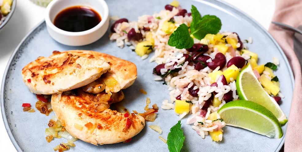 Gemarineerde kippenhaasjes met gebakken rijst-bonensalade