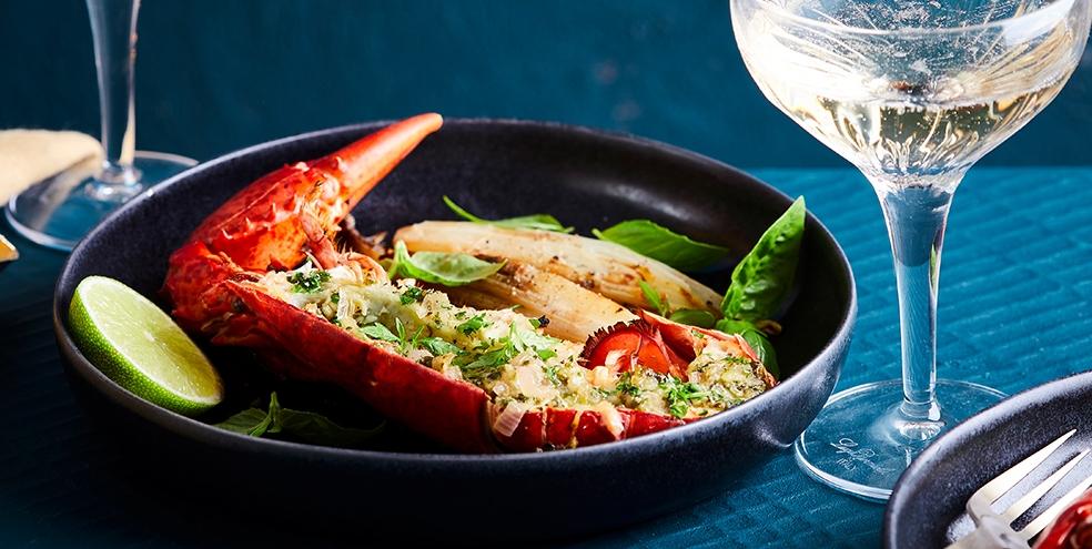 Gegrilde kreeft met peterselie-lookboter en gebakken witloof