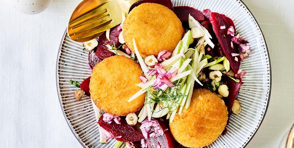 Kaaskroketjes en salade van rode biet