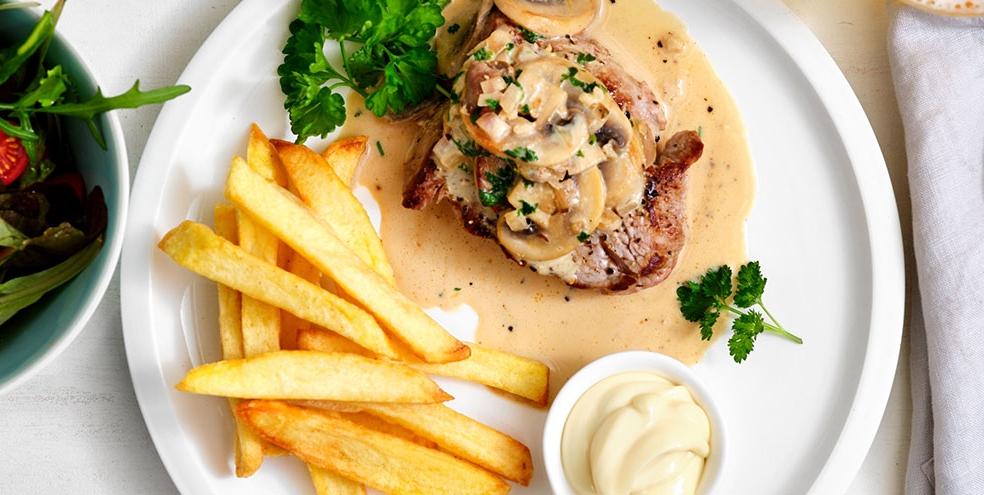 Steak friet met champignonroomsaus