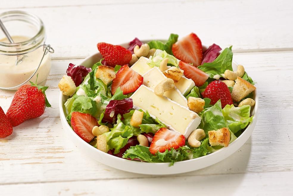 Maaltijdsalade met brie en aardbeien