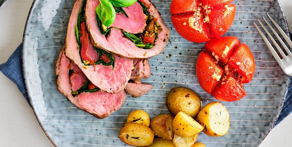 Rosbiefrol met looktomaatjes en ovenkrieltjes