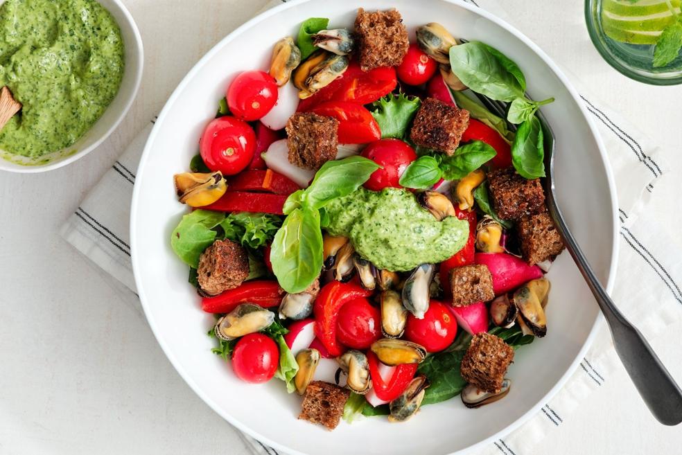 Zomersalade met mosseltjes en salsa verde