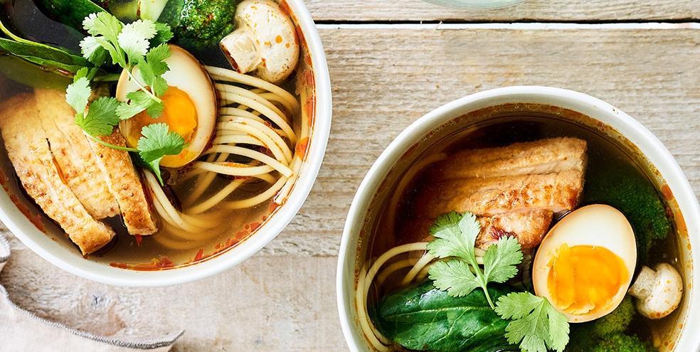 Noedelsoep met eendenborstfilet, spinazie en een soja-eitje