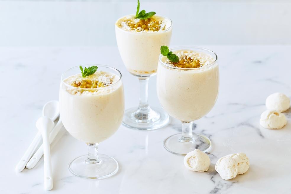 Mascarponemousse met passievrucht en verkruimelde meringue