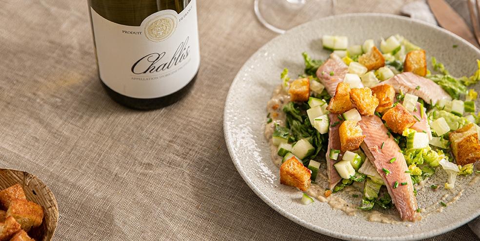 Salade met gerookte forel en caesar dressing