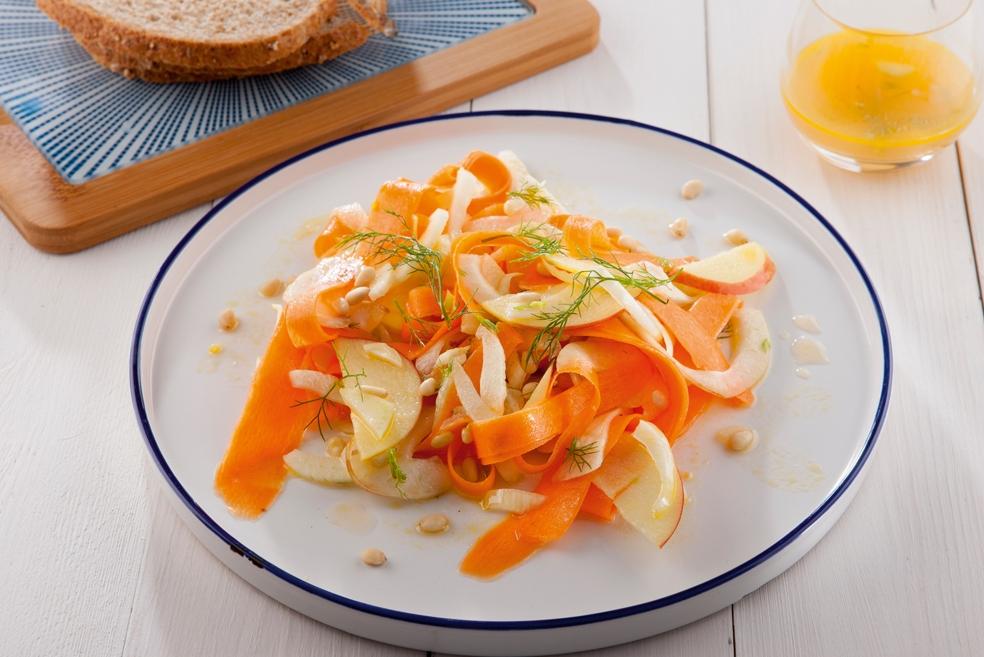 Frisse salade van wortel en venkel