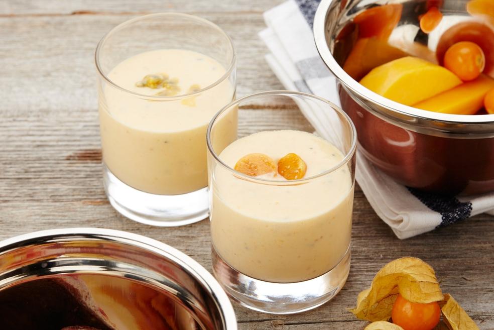Mangosmoothie met passievrucht en physalis