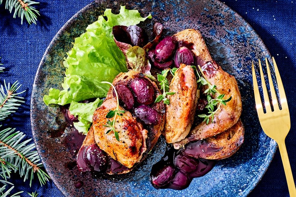 Toast met kwartel en druiven