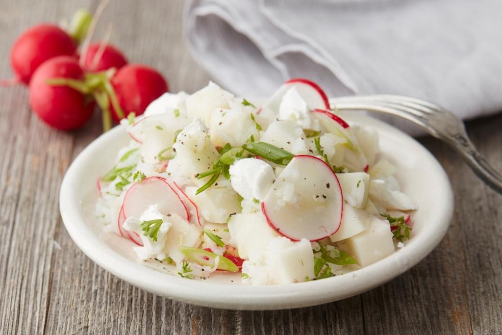 Salade van koolrabi en radijs met rijst en geitenkaas