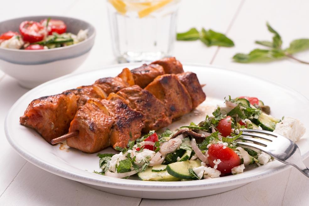 Varkensbrochettes met Santorini-salade