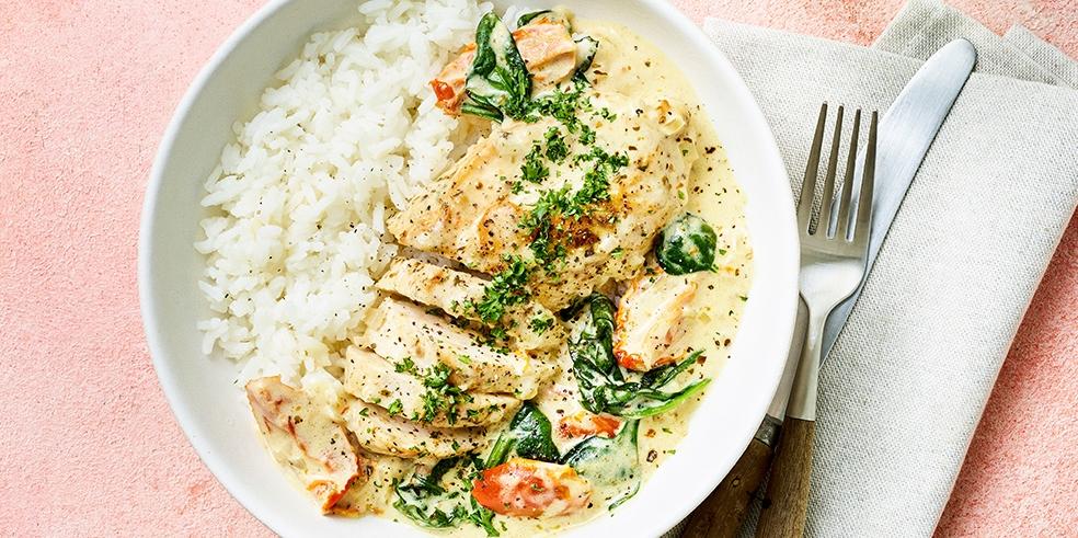 Kip in romige spinazie-parmezaansaus en rijst