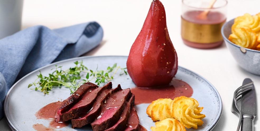 Gebakken hertenkalffilet met rode wijnpeertjes