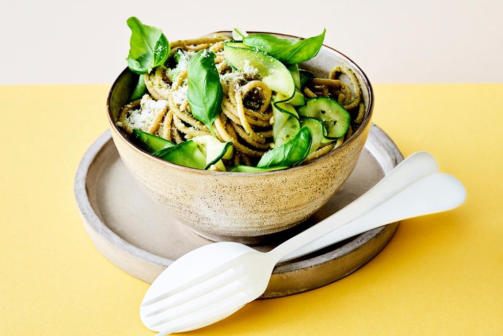 Spaghetti met pesto en courgettini