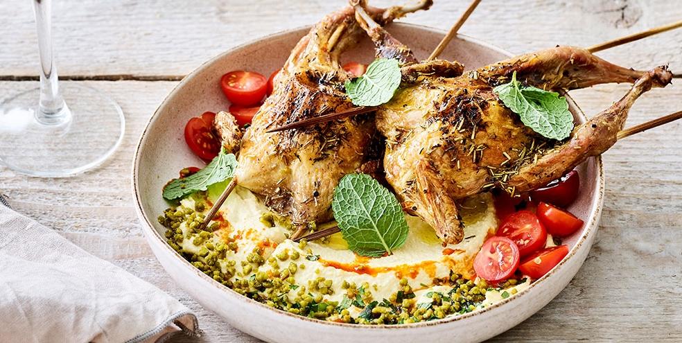 Kwartels op een spiesje met hummus