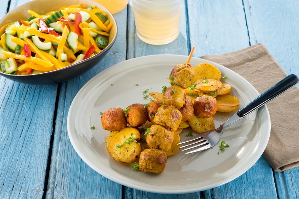 Minigehaktbalbrochettes met aardappelschijfjes en zomerse salade