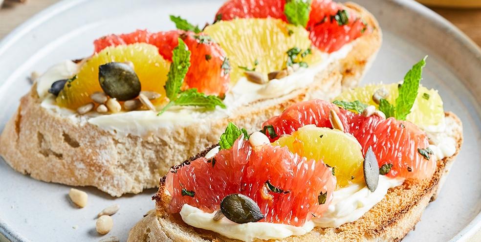 Brunchbruschetta met gemarineerde citrussalade
