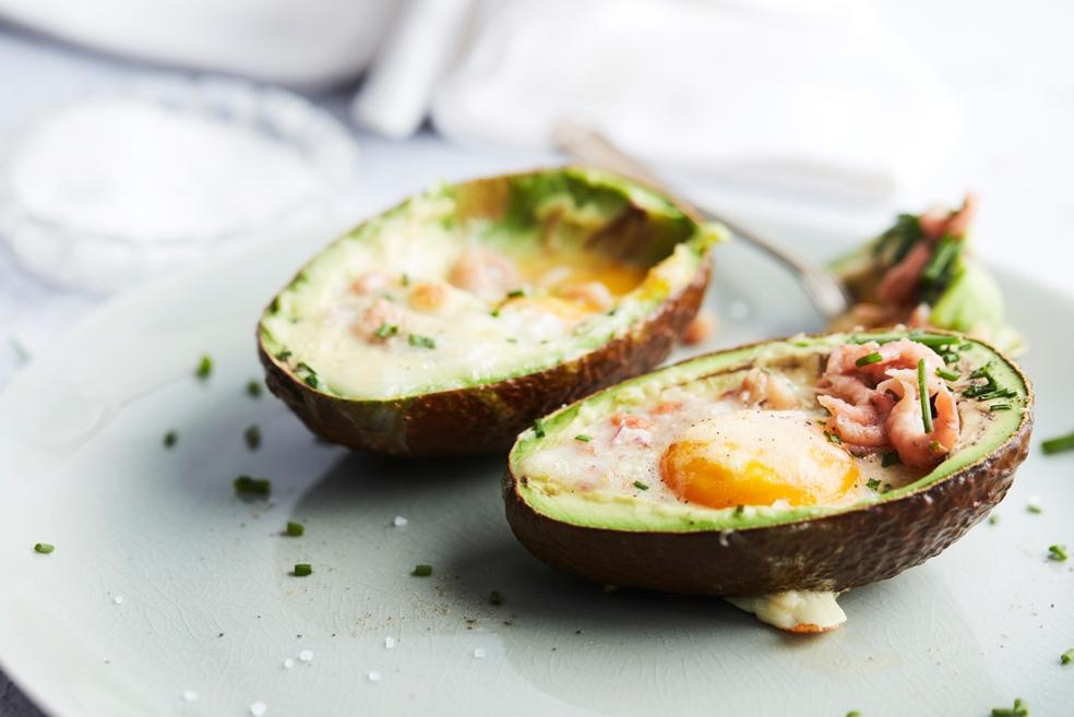 Gevulde avocado's met ei en grijze garnalen