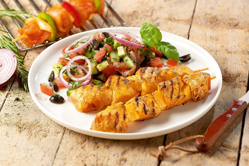 Kippenbrochettes met komkommer-tomaatsalade