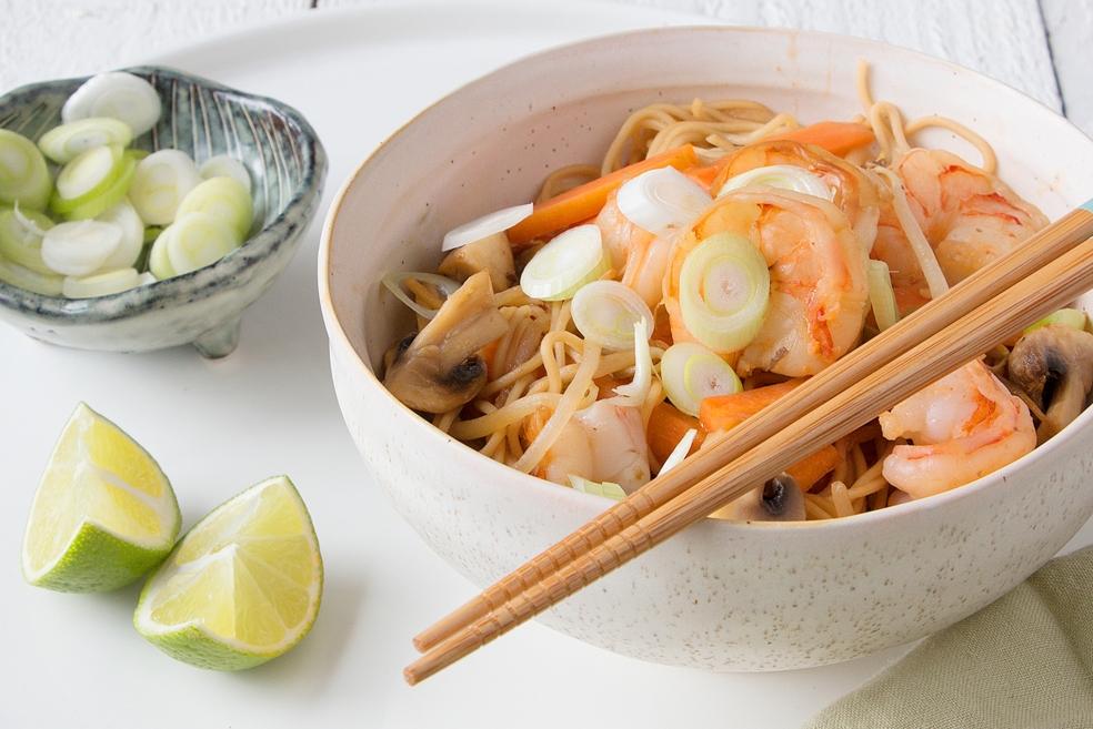 Scampi met chow mein noedels