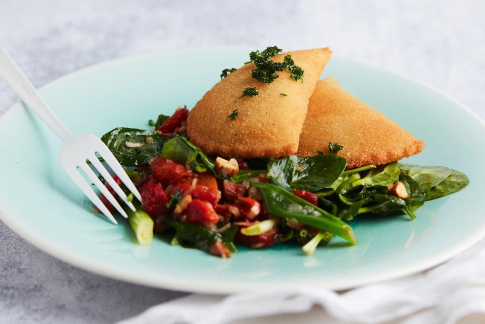 Sint-jakobskroketten en spinazieslaatje met gegrilde paprika en amandelen