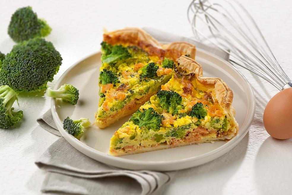 Quiche met gerookte zalm en broccoli