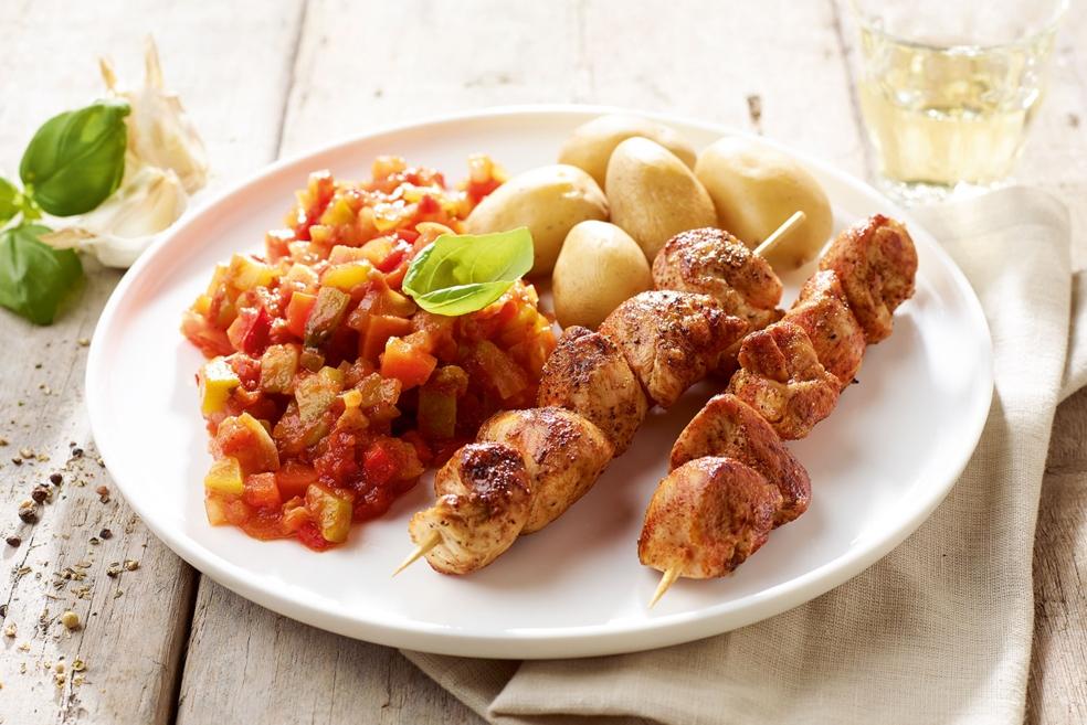 Kippenbrochettes met Provençaalse saus en krieltjes