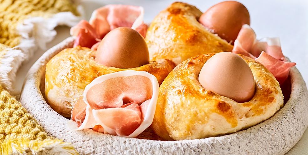Briochenestjes met ei en Italiaanse ham