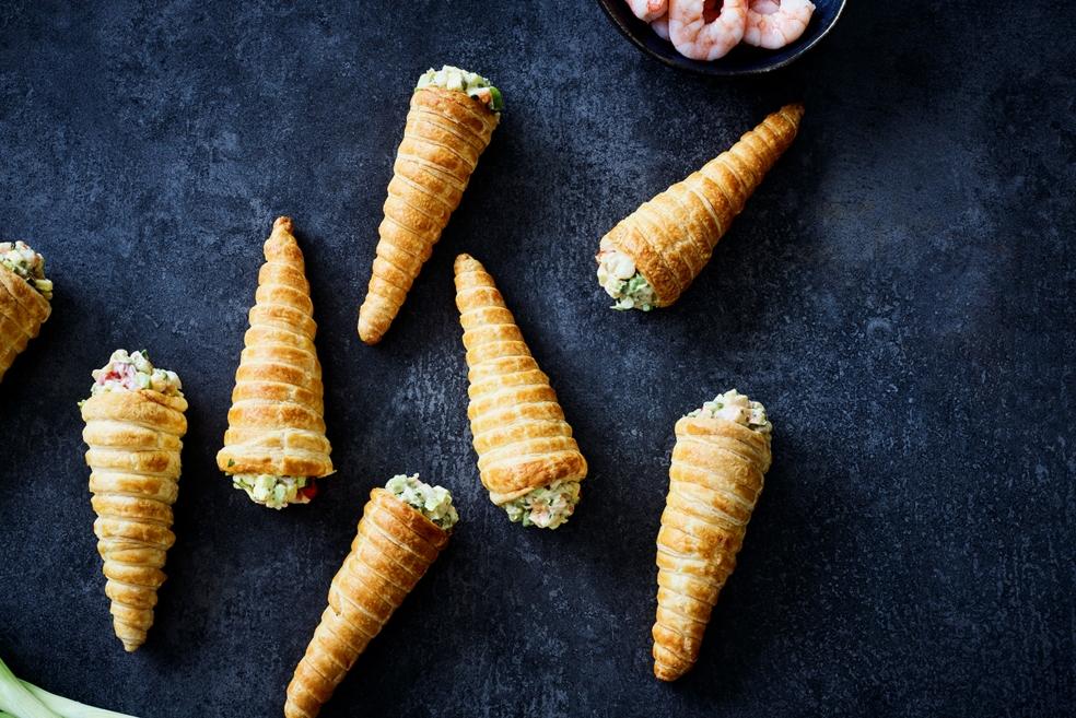 Bladerdeeghoorntjes met garnalen