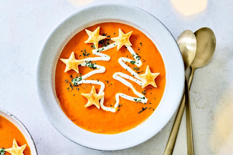 Geroosterde paprikasoep met fetamousse en bladerdeegsterren