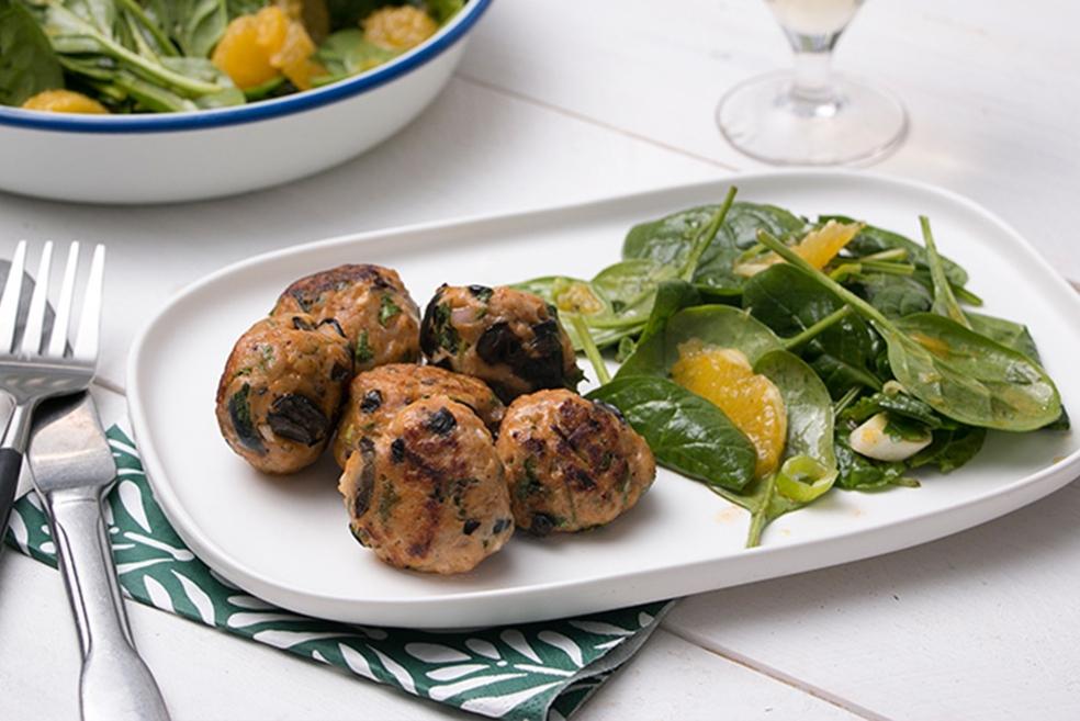 Kofte met spinaziesalade, pittige olijfolie en appelsien