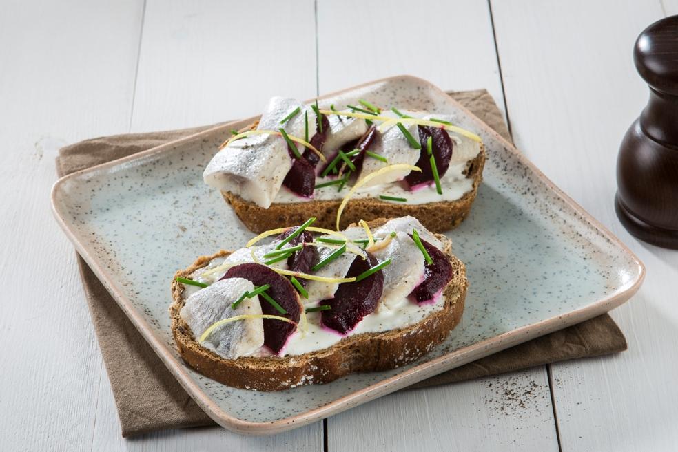Zwartewoudbrood met haring en rode biet