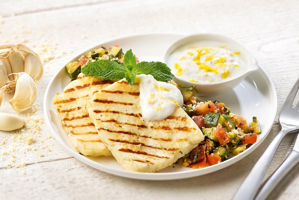 Halloumi met salade van courgette en tomaat