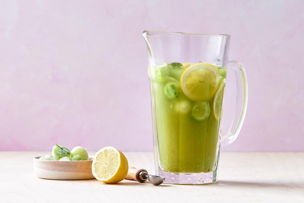 Groene ijsthee met komkommerparels