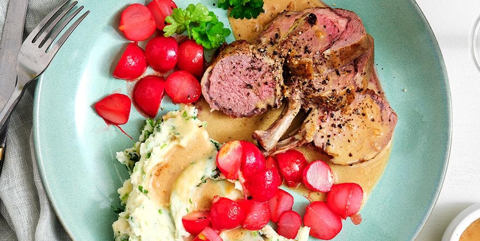 Lamskroon met biersaus en kruidenpuree