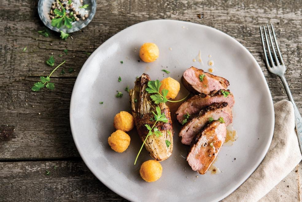 Gelakte eend met gebakken witloof