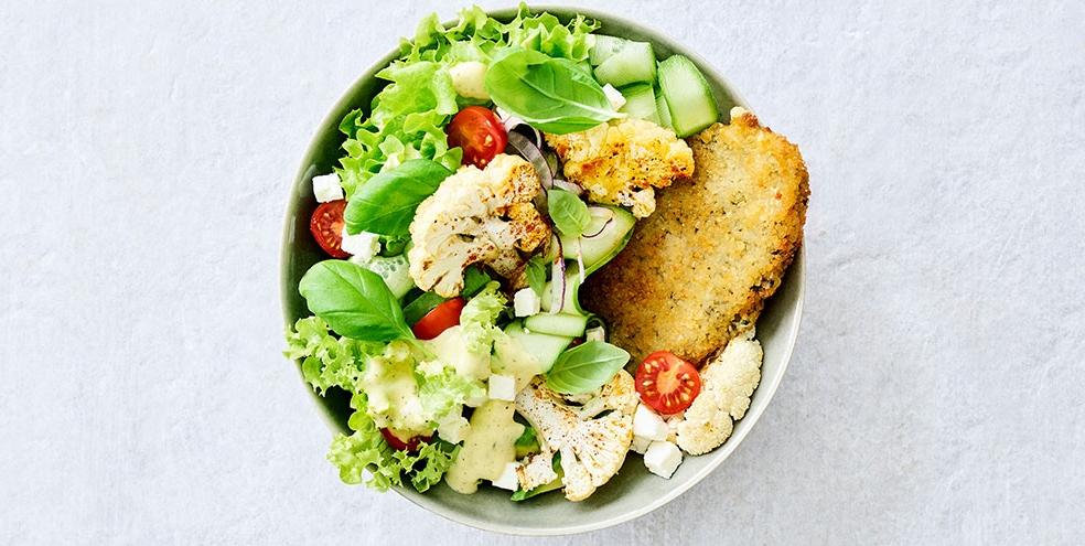 Salade van geroosterde bloemkool met spinazie-kaasrondo