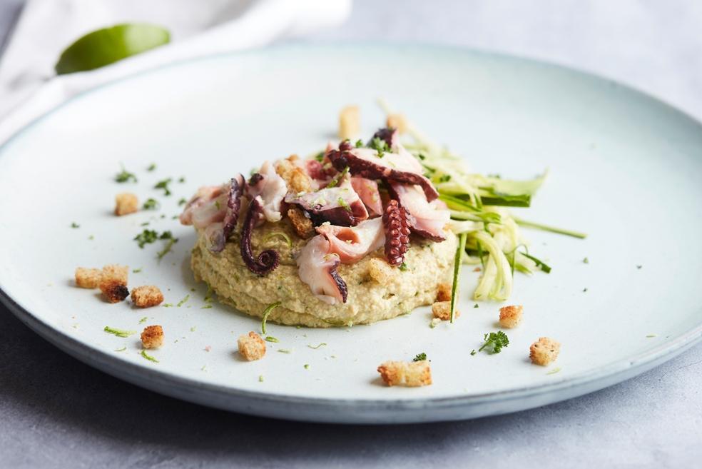 Salade van octopus met hummus en courgette