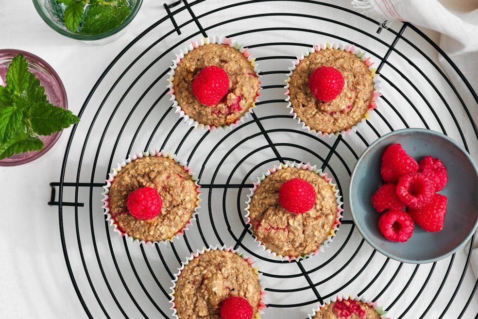 Bananen-dadelmuffins met framboos