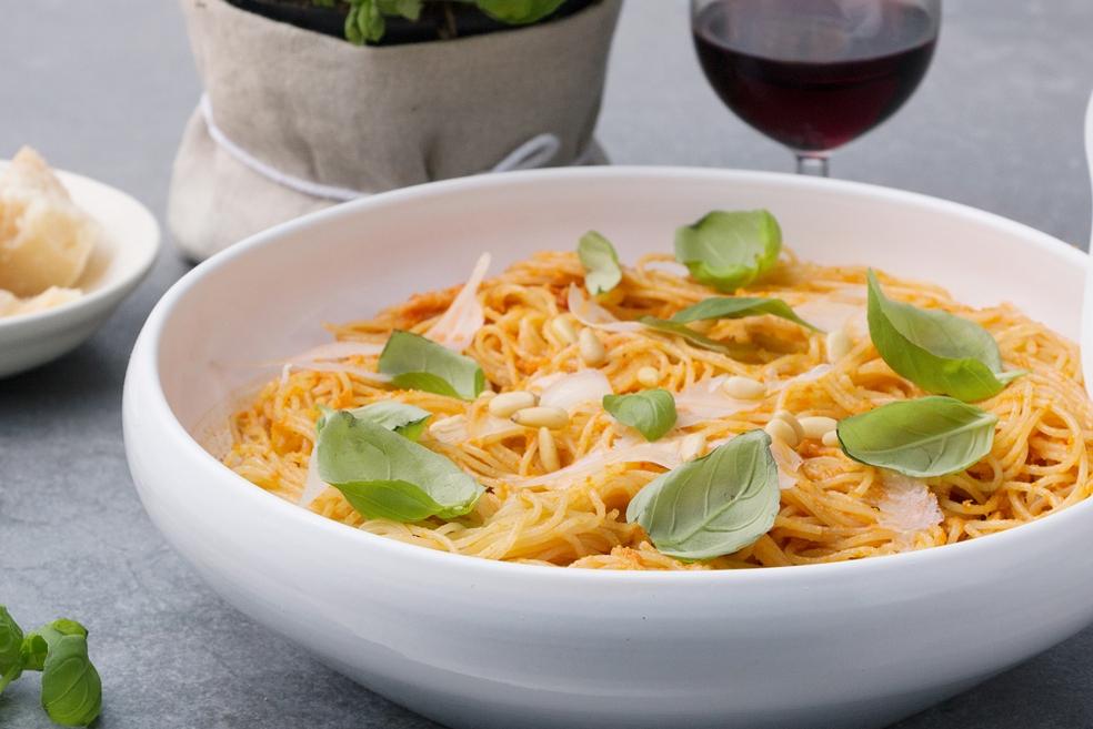 Rode pasta pesto