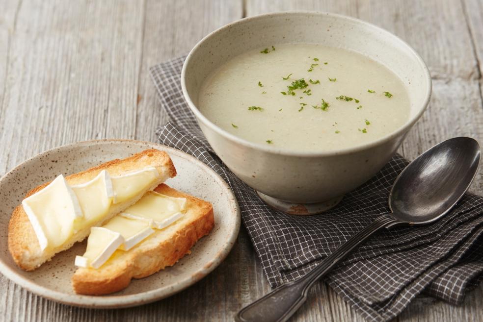 Knolseldersoep met camemberttoast