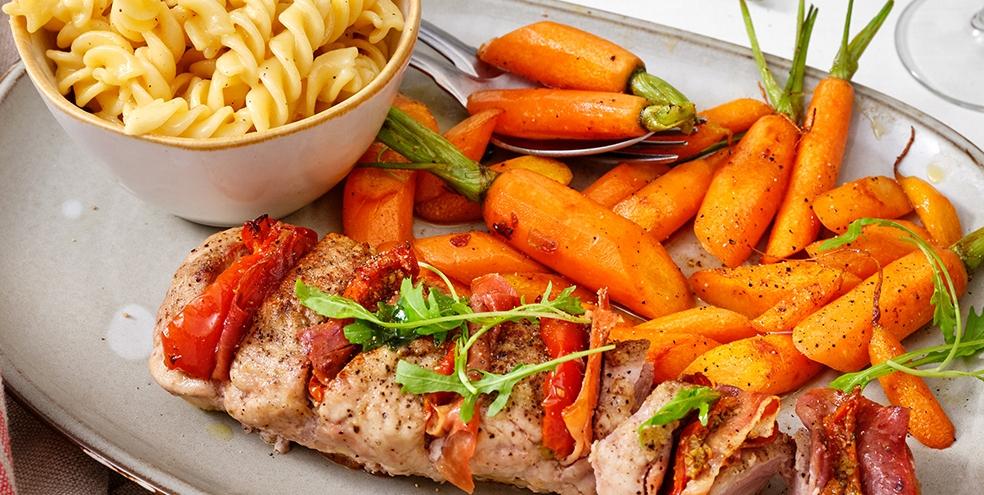 Hasselback varkenshaasje met worteltjes, pasta en mosterdsausje